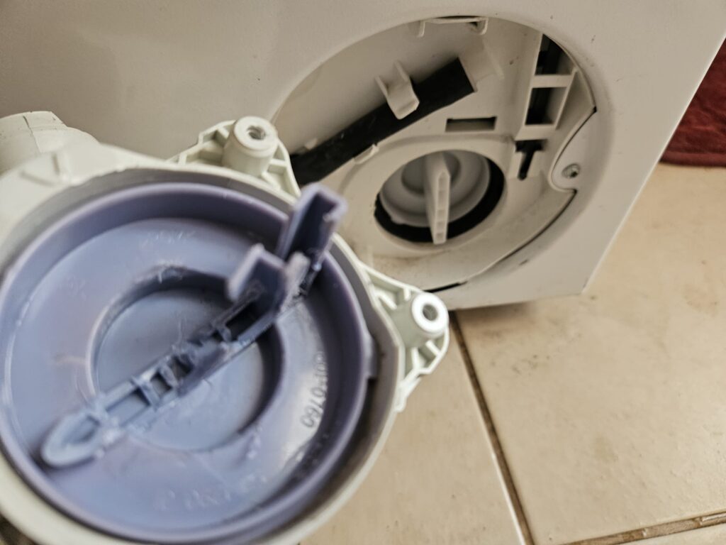פקק פילטר לא נפתח במכונת כביסה בוש - חפץ זר תקוע במשאבת הניקוז.